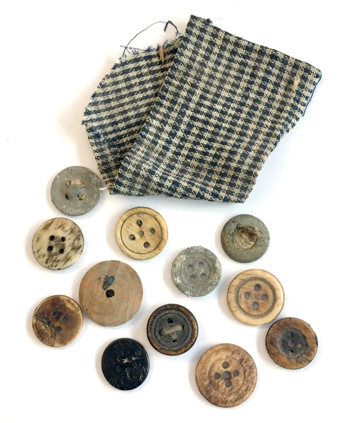 Bout de tissu et boutons retrouvés lors du chantier dans l'ancien atelier de délissage des chiffons